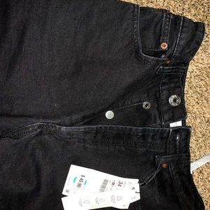 Never been worn! Black high waisted jeans with 4 button closure. Size 26 (2)